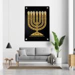 המנורה מנורה בזהב על רקע שחור כיתוב שחור